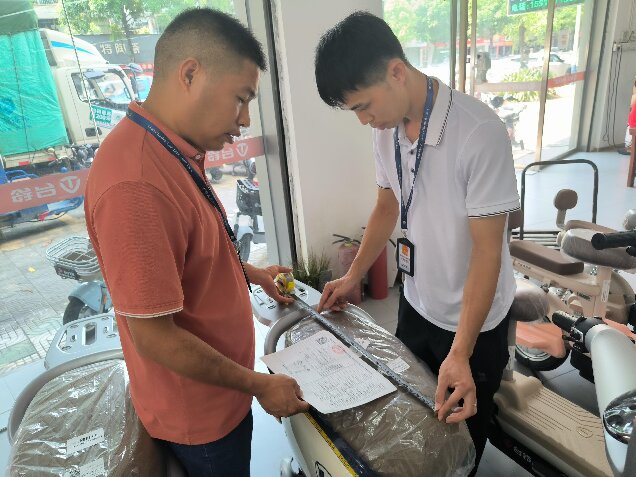 執法人員查驗電動自行車是否符合標準.jpg