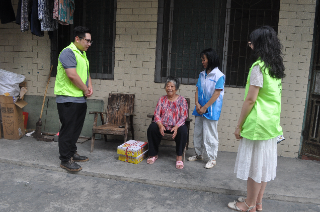志愿者和社區干部為老人送上節日祝福和慰問.png