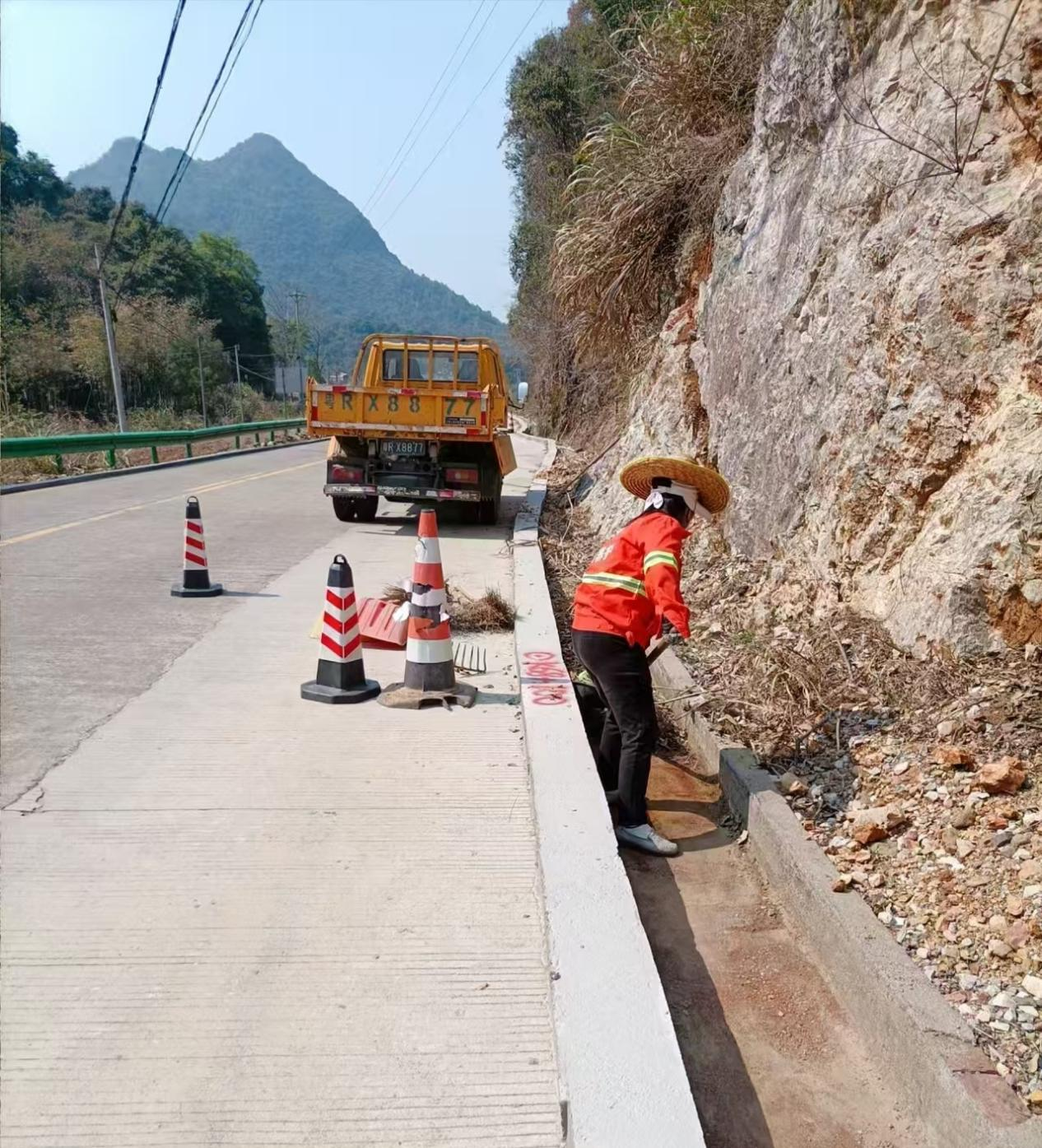養護人員利用晴好天氣清理公路排水系統.png