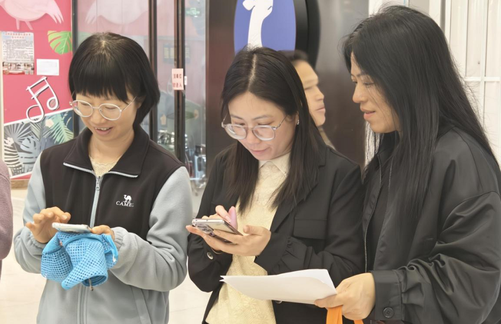 現場指導群眾掃碼參與“你點我檢 服務惠民生”活動投票.png