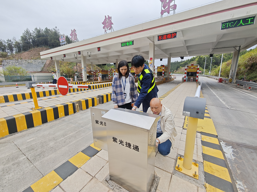 工作人員到楊梅高速收費(fèi)站進(jìn)行檢查.png
