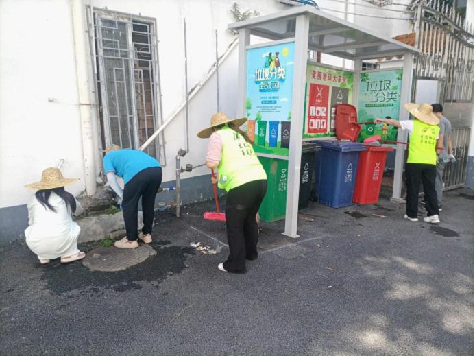 陽山縣政務(wù)服務(wù)和數(shù)據(jù)管理局黨支部到陽城鎮(zhèn)城北東社區(qū)開展清潔滅蚊活動(dòng)圖片.jpg