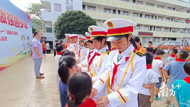 少先隊員入隊儀式活動現場。嶺背鎮 供圖